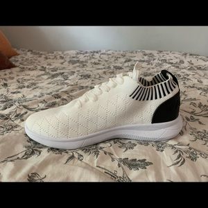 DANSKIN WHITE SZ 10 RUNNING SHOES